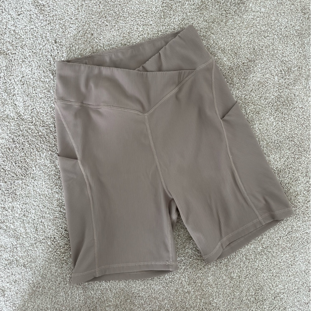 Beige ribbed biker shorts with side/led pockets | size M